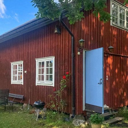 2 Bedroom Awesome Home In Vaestervik Exterior photo