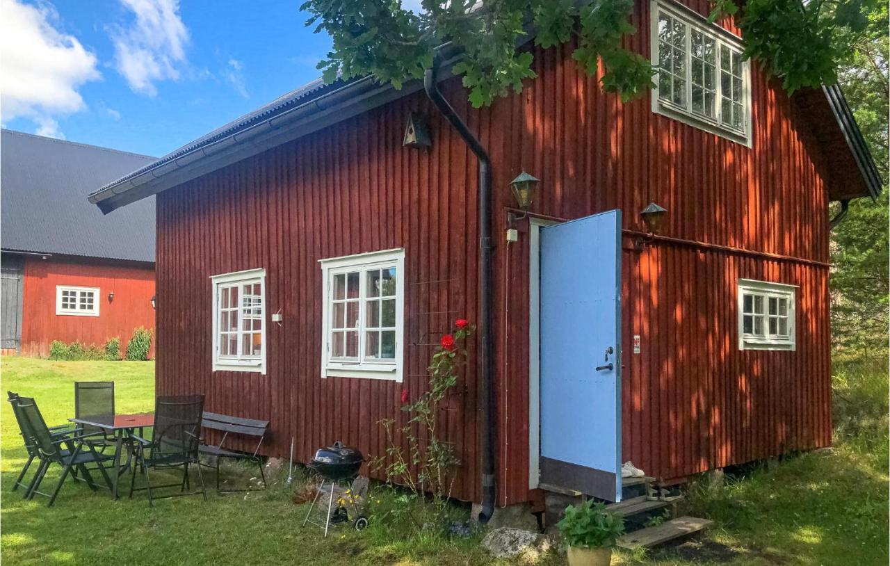2 Bedroom Awesome Home In Vaestervik Exterior photo