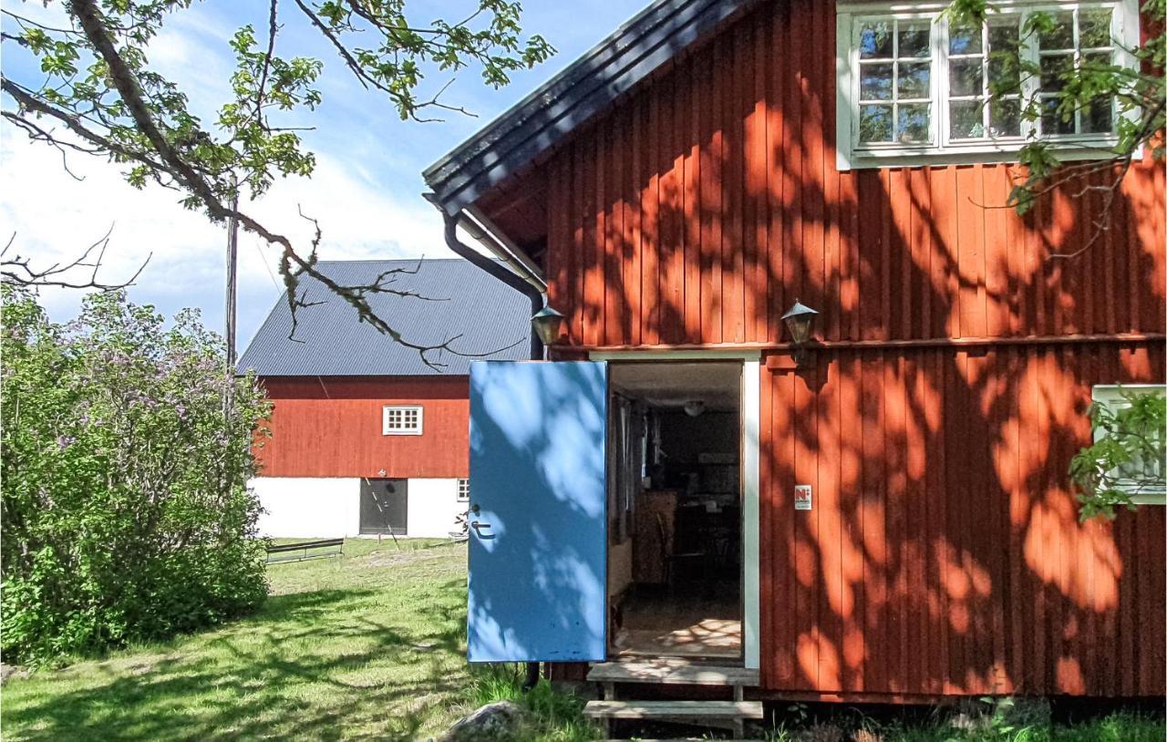 2 Bedroom Awesome Home In Vaestervik Exterior photo
