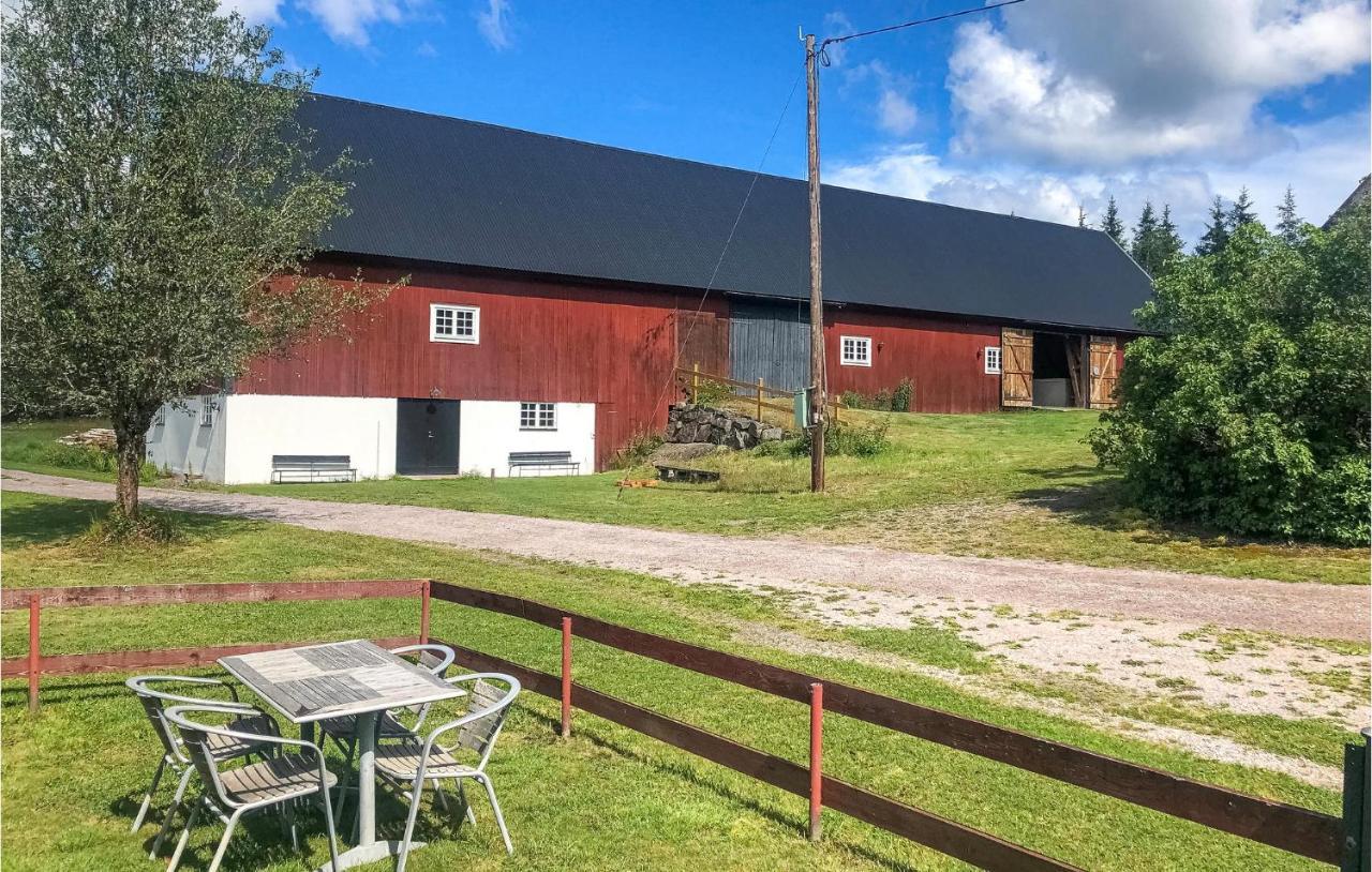 2 Bedroom Awesome Home In Vaestervik Exterior photo