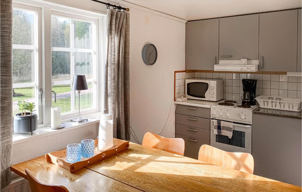 2 Bedroom Awesome Home In Vaestervik Exterior photo